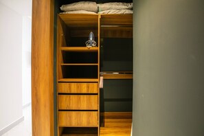 Un armario de madera con varios estantes y espacio para colgar.