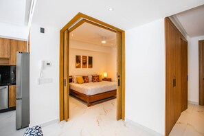 Un dormitorio moderno con una cama, una mesita de noche y una obra de arte en la pared.