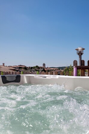 Bain à remous extérieur