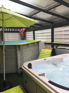 Outdoor spa tub - Gite with swimming pool and private spa (Issel)