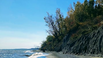 På stranden, solstolar och strandhanddukar