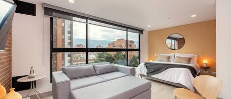 2 soveværelser, pengeskab på værelset, skrivebord, strygejern/strygebræt