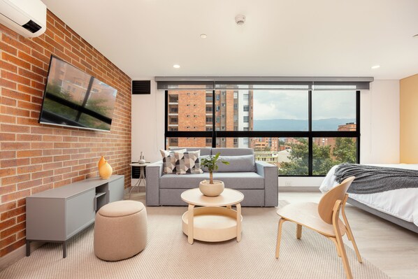Smart TV - Modern-chic apartment with sofa bed, A/C & views in Laureles (Medellín)