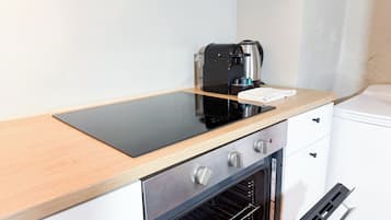 Fridge, oven, stovetop, coffee/tea maker