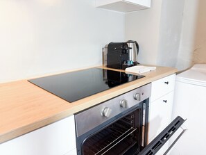 Fridge, oven, stovetop, coffee/tea maker - Flat in Kavala - by Solstad (Kavala)