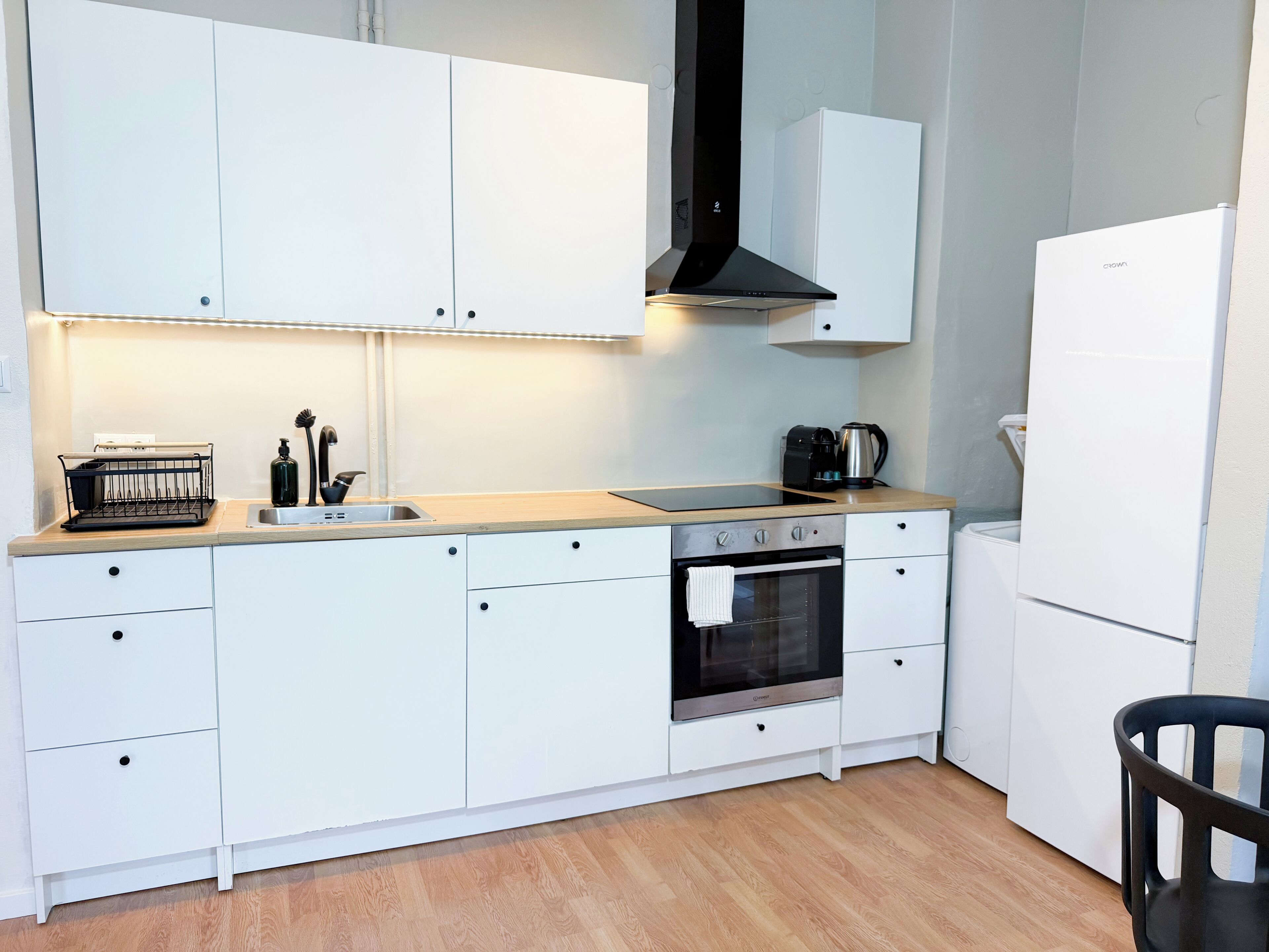 Kühlschrank, Ofen, Herdplatte, Wasserkocher mit Kaffee-/Teezubehör