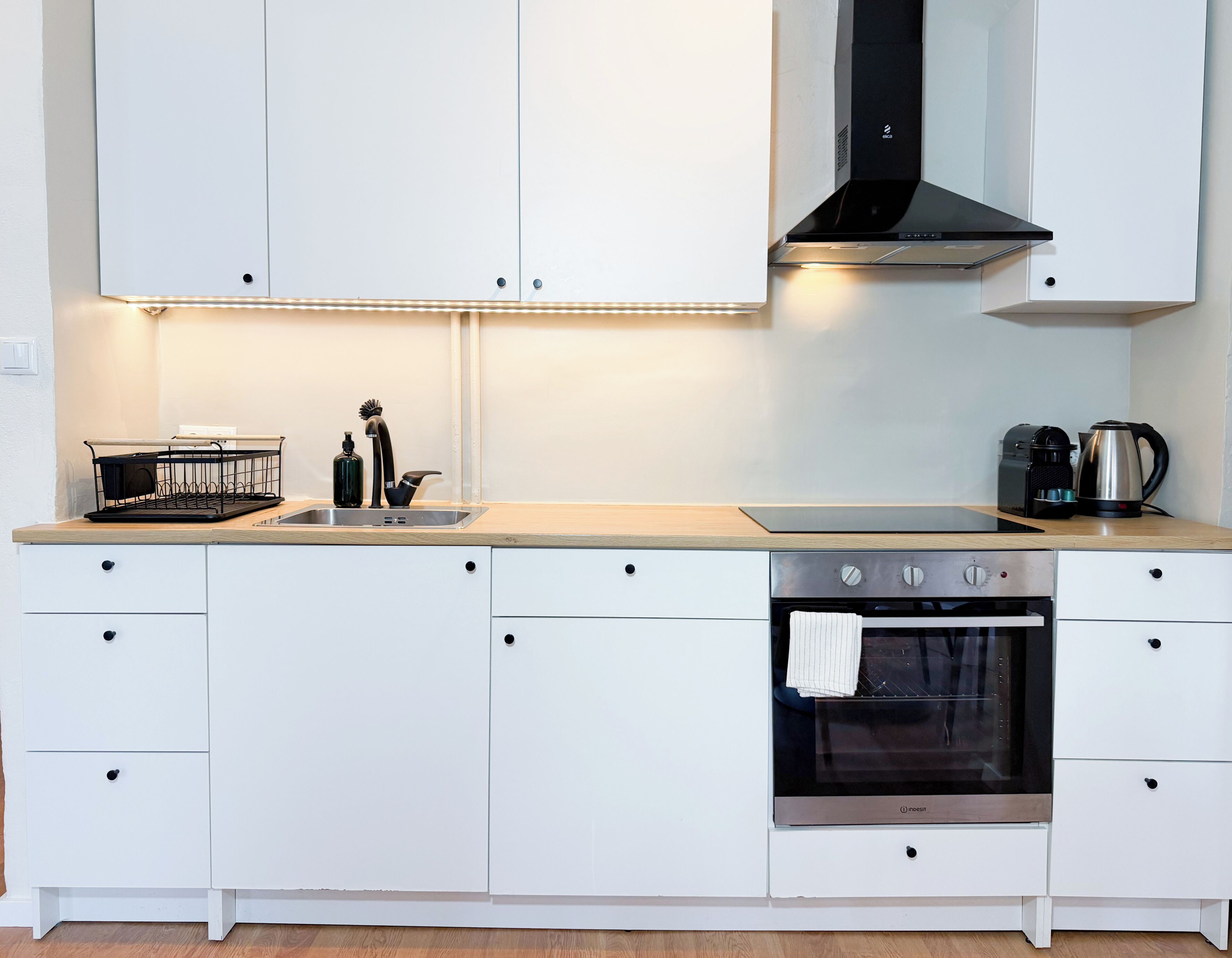 Fridge, oven, stovetop, coffee/tea maker