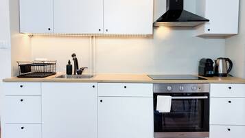 Fridge, oven, stovetop, coffee/tea maker