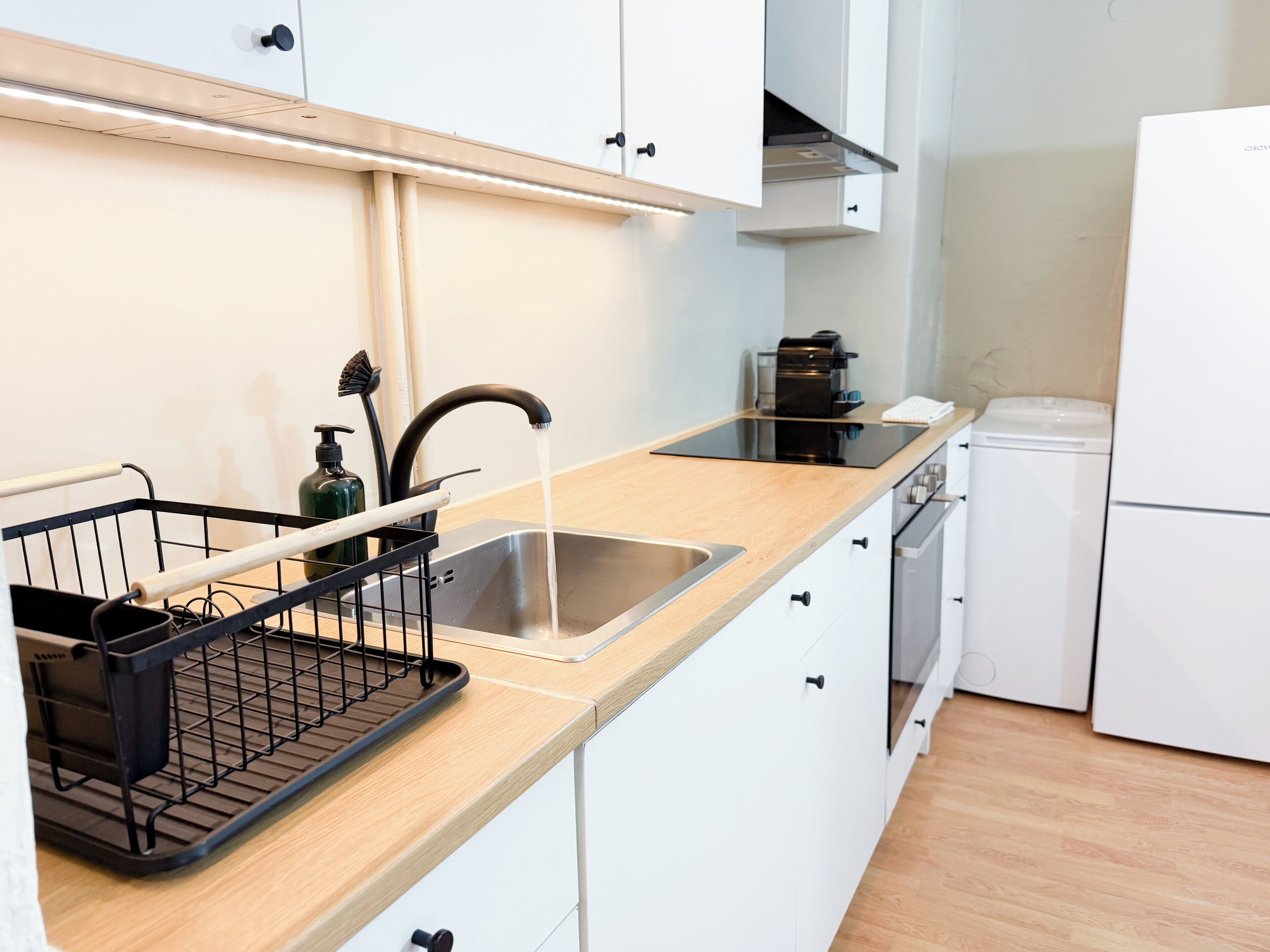 Fridge, oven, stovetop, coffee/tea maker