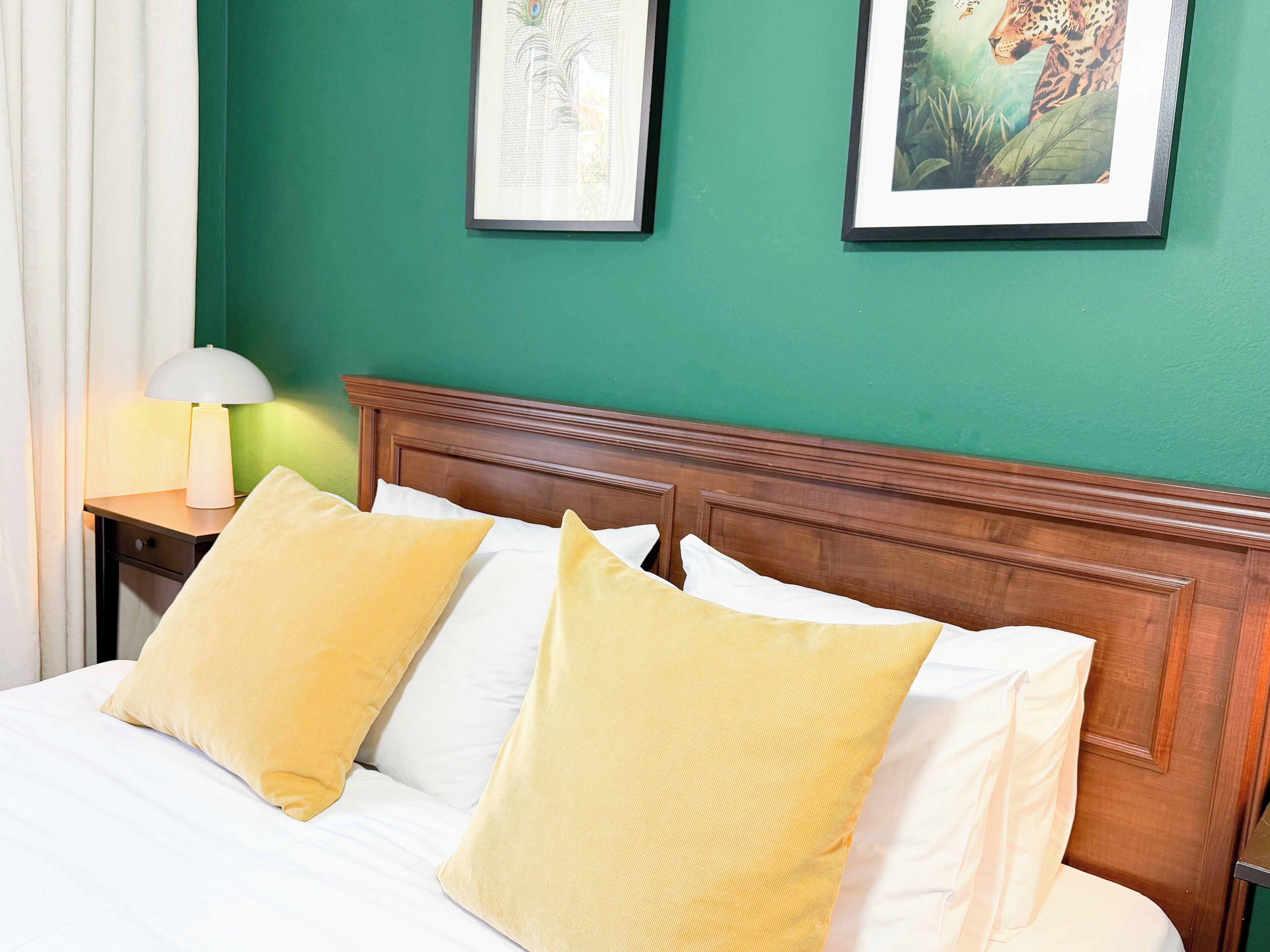 1 dormitorio, tabla de planchar con plancha, wifi y ropa de cama