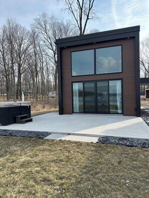 Terrace/patio - Modern Guesthouse on the lake with access to private pickleball court. (Lakeview)