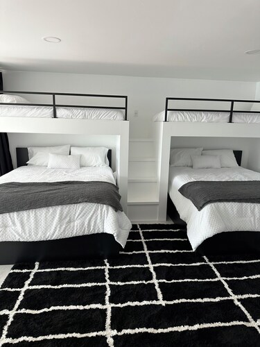 Modern Guesthouse on the lake with access to private pickleball court.