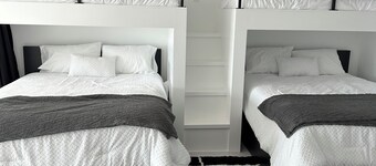 Modern Guesthouse on the lake with access to private pickleball court.