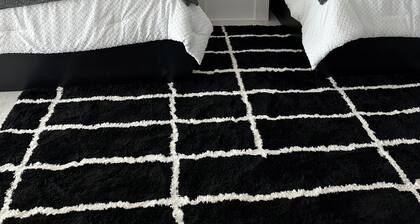 Modern Guesthouse on the lake with access to private pickleball court.