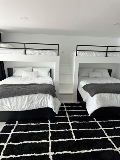 Modern Guesthouse on the lake with access to private pickleball court.