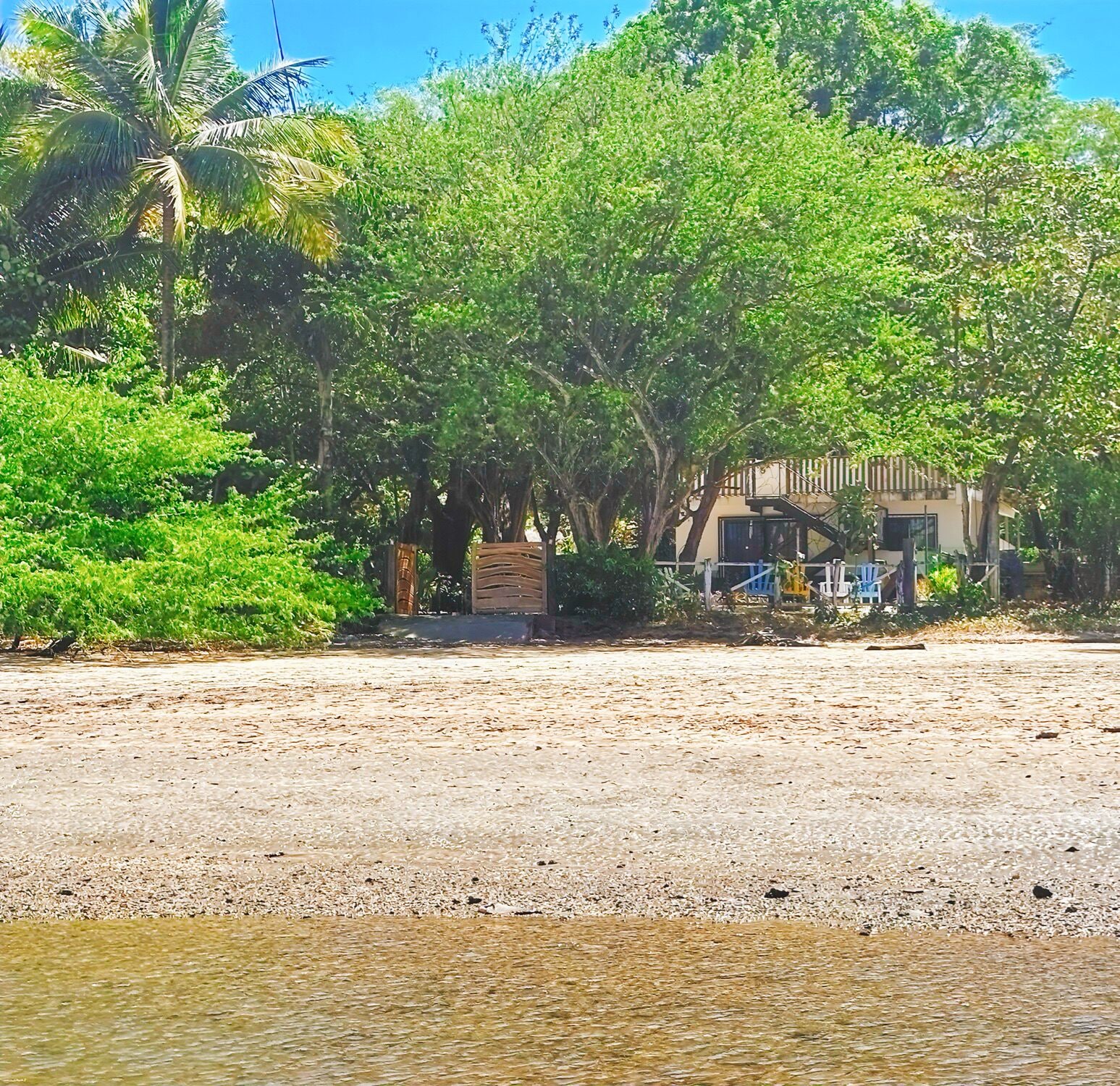 Beachfront - steps to the beach without crossing any roads!