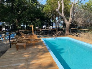 Outdoor pool - Tamarindo Beachfront Apartment – Pool access, Sea Views, Private Deck & Firepit (Tamarindo)
