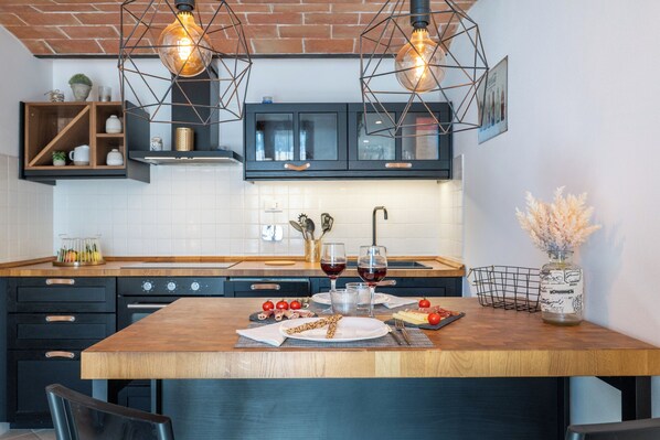 Kjøleskap, mikrobølgeovn, ovn og kokeplater