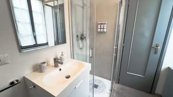 Dusche, Haartrockner, Bidet, Handtücher