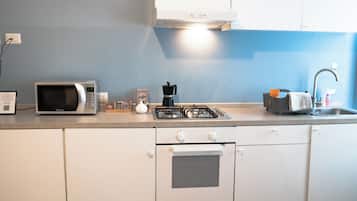 Frigorifero, microonde, forno, piano cottura