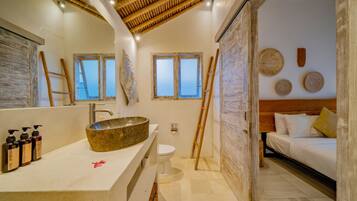 Deluxe villa, patio, uitzicht op zwembad | Badkamer | Een douche, gratis toiletartikelen, een haardroger, handdoeken