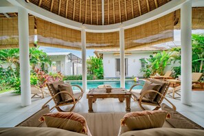 Villa Deluxe, patio, vue piscine | Coin séjour | Télévision LED de 32 pouces avec chaßnes numériques