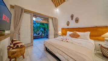 Deluxe villa, patio, uitzicht op zwembad | 3 slaapkamers, luxe beddengoed, een kluis op de kamer, een bureau
