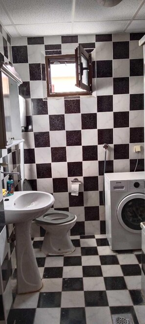 Condo família, vista parcial para o mar | Banheiro | Toalhas de banho, sabonete, papel higiênico 