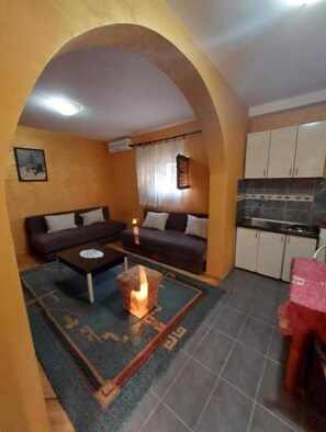 Condo família, vista parcial para o mar | Escrivaninha, Wi-Fi de cortesia