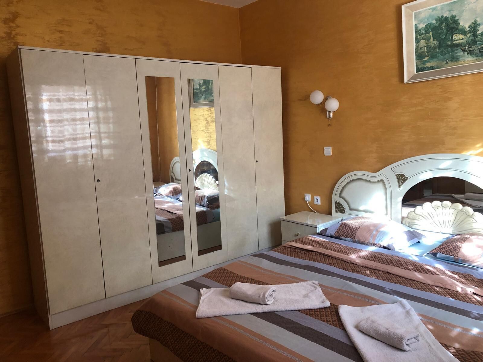 Decoración personalizada, escritorio, wifi gratis y ropa de cama 