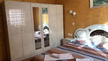Decoración personalizada, escritorio, wifi gratis y ropa de cama