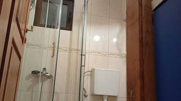 Basic Studio, Mountain View | Bathroom | Towels, soap, toilet paper