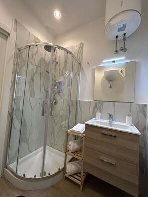 Dusche, Haartrockner, Handtücher, Seife