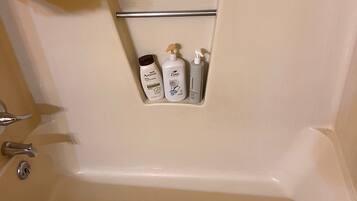 Ducha, toallas, jabón y papel higiénico