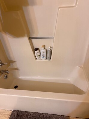 Douche, serviettes fournies, savon, papier toilette