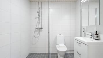 Basic-Apartment, Blick auf den Innenhof | Badezimmer | Dusche, Haartrockner, Bidet, Handtücher