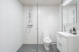 Basic Apartment, Courtyard View | Bathroom | Shower, hair dryer, bidet, towels