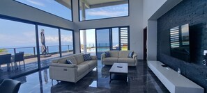 Una televisión, una mesa de tenis de mesa