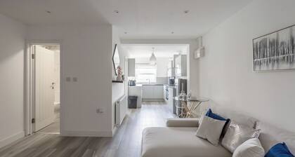 Stylish 2-Bedroom Retreat in Downtown Rochester