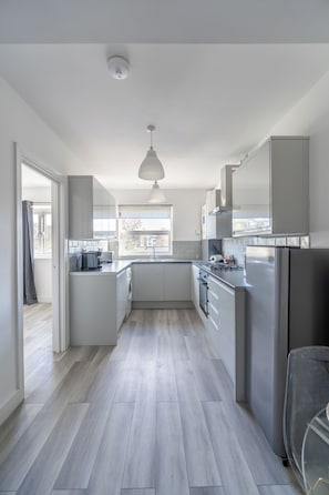 Kjøleskap, mikrobølgeovn, ovn og kokeplater