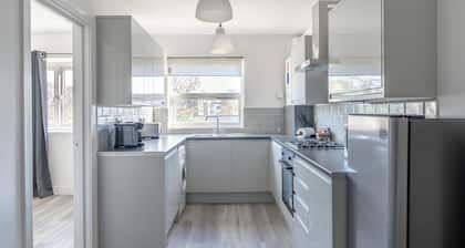 Stylish 2-Bedroom Retreat in Downtown Rochester
