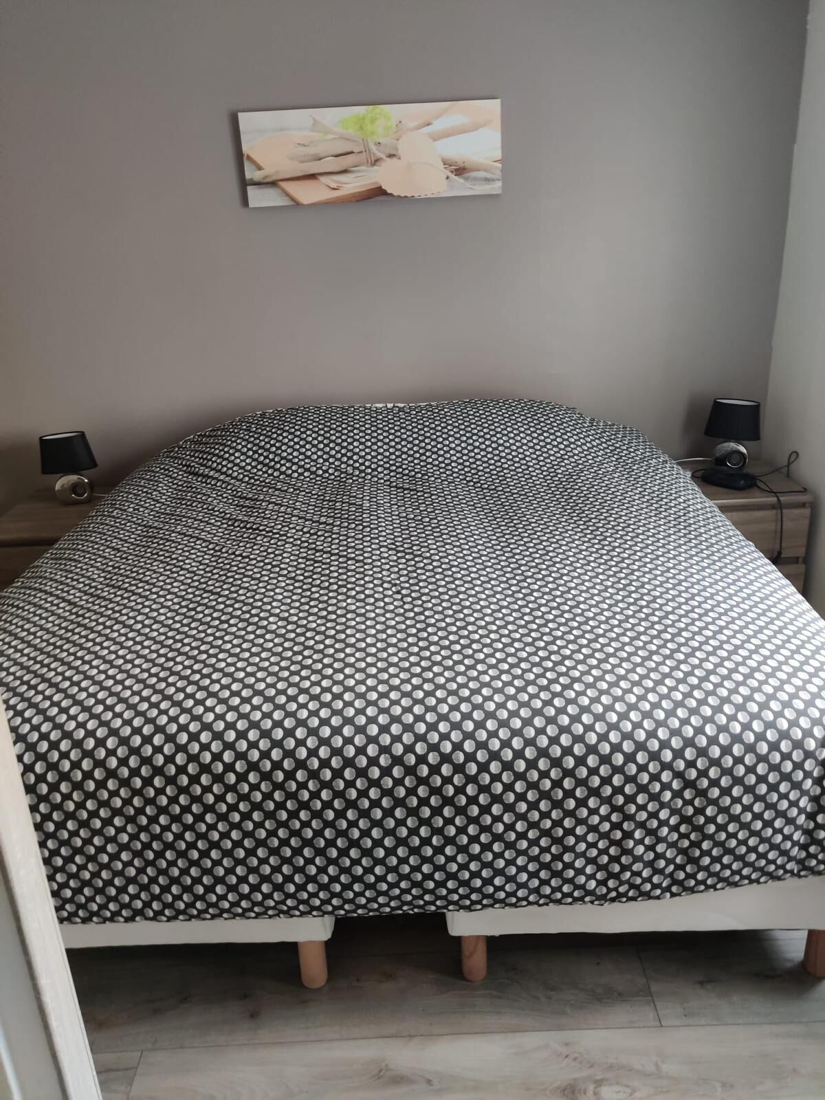 1 slaapkamer, een strijkplank/strijkijzer, reisbedje