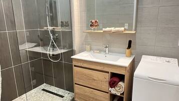 Douche, sèche-cheveux, serviettes fournies, savon