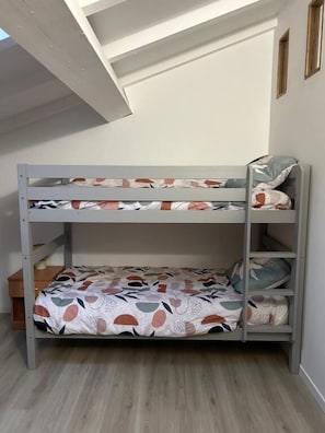 2 habitaciones, cuna de viaje, wifi gratis y ropa de cama