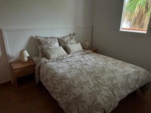 2 bedrooms, travel cot, free WiFi, bed sheets