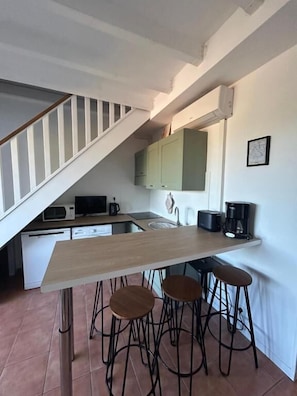 Coffee/tea maker, fridge, microwave, oven