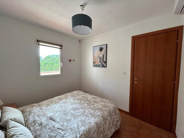 2 bedrooms, travel cot, free WiFi, bed sheets