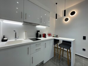 Kjøleskap, kokeplater, kaffetrakter/tekoker og krydder