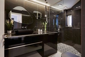 Douche, sèche-cheveux, serviettes fournies