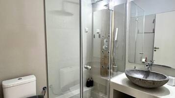 Dusche, Haartrockner, Handtücher